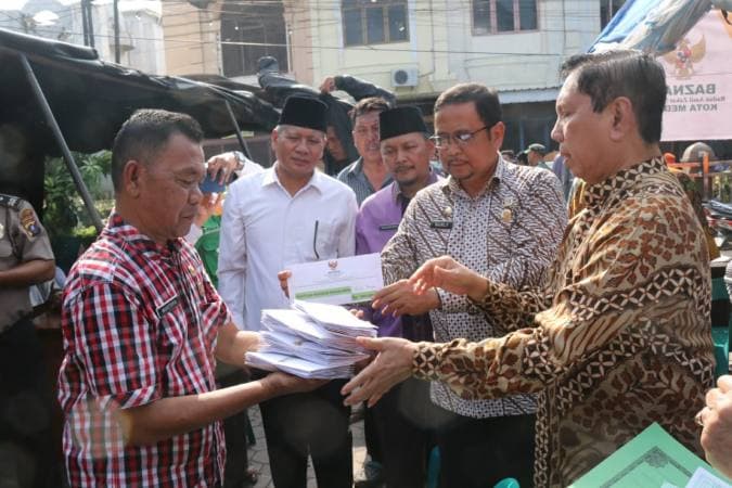 baznas_salurkan_zakat_pada_korban_kebakaran