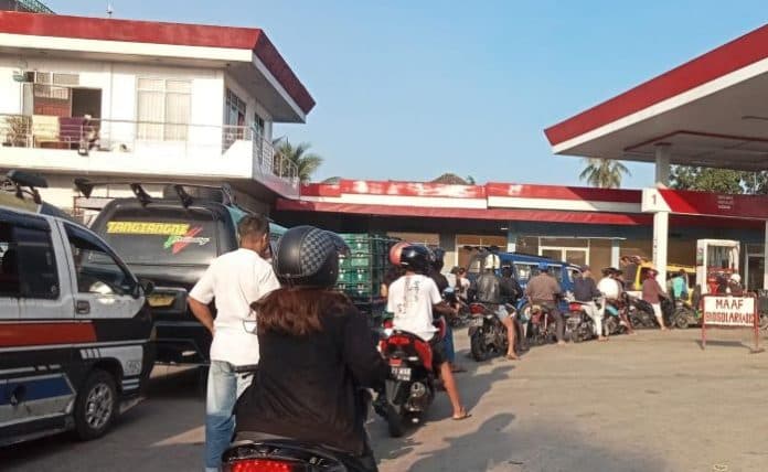 bbm_langka_kendaraan_antre_panjang_di_spbu_siantar