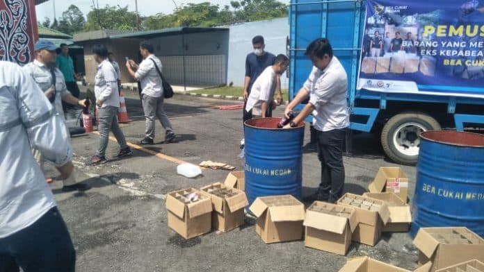 bea_cukai_medan_musnahkan_puluhan_ribu_bungkus_rokok_dan_minuman_keras