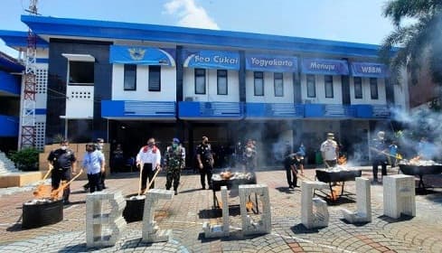 bea_cukai_musnahkan_rokok_ilegal_dan_barang_seludupan_senilai_rp324_miliar
