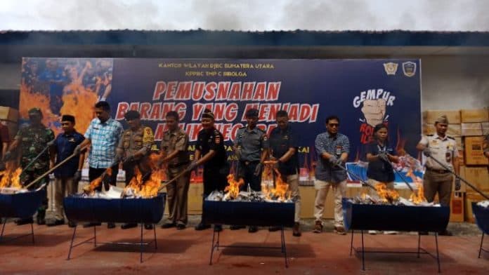 bea_cukai_sibolga_musnahkan_16_juta_batang_rokok_ilegal_senilai_rp24_miliar