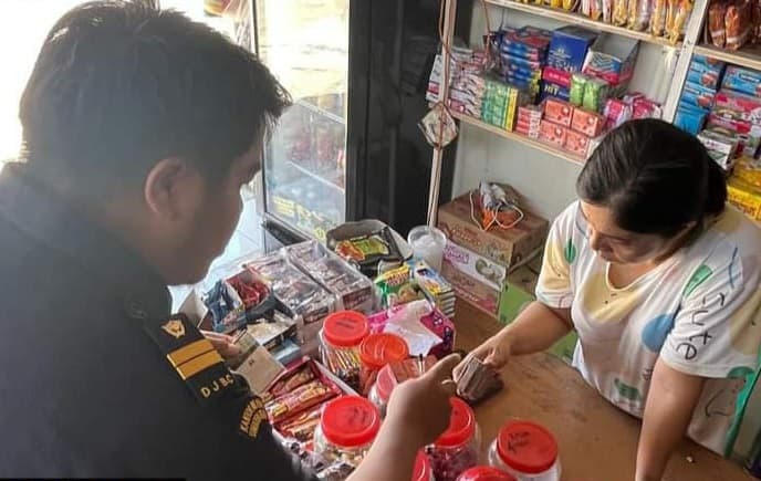 bea_cukai_sibolga_sosialisasi_dan_tempel_stiker_gempur_rokok_ilegal