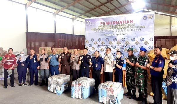 bea_cukai_tanjungbalai_musnahkan_ratusan_ribu_batang_rokok_ilegal_dan_ribuan_balpress_pakaian_bekas