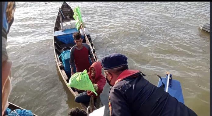 bea_cukai_teluk_nibung_berbagi_sembako_dengan_nelayan