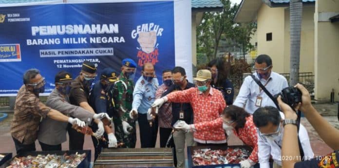 bea_dan_cukai_siantar_musnahkan_26476_bungkus_rokok_ilegal_dan_69_botol_alkohol