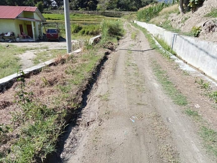 becek_dan_berlumpur_jalan_dusun_sihundali_balige_butuh_perawatan