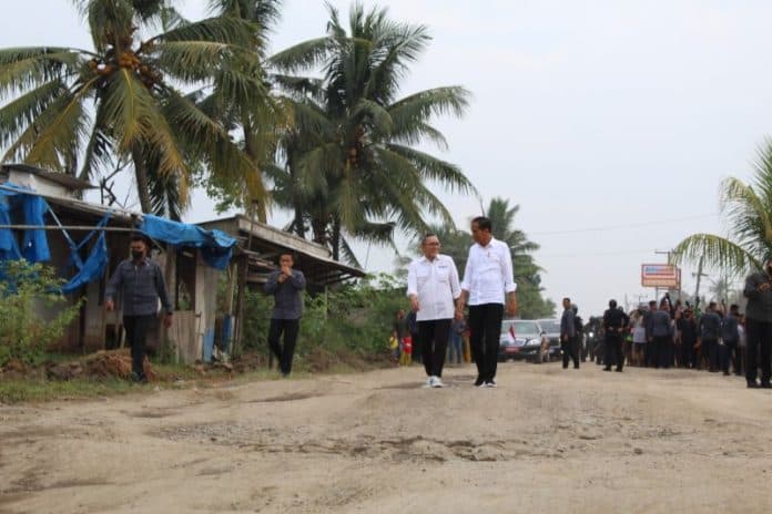 begini_cara_melaporkan_jalan_rusak_ke_jokowi_biar_pemerintah_daerah_kapok