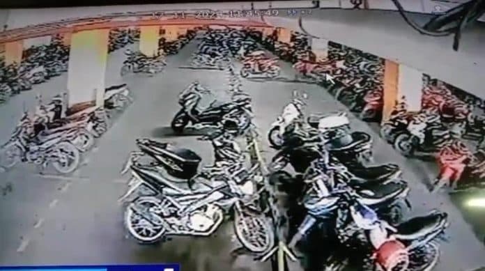 begini_cara_pelaku_pencurian_motor_di_parkiran_plaza_medan_fair_beraksi