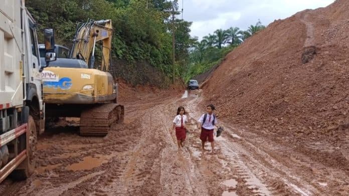 begini_kondisi_jalan_dampak_pengerukan_material_timbunan_tanah_sirtu_ulah_perusahaan_pertambangan_di_dairi