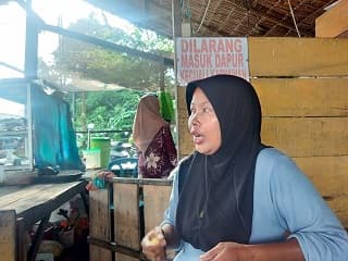 begini_penjelasan_sri_dewi_pedagang_yang_dituduh_jual_ayam_tiren