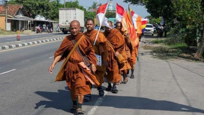 begini_ritual_thudong_sebelum_perayaan_waisak