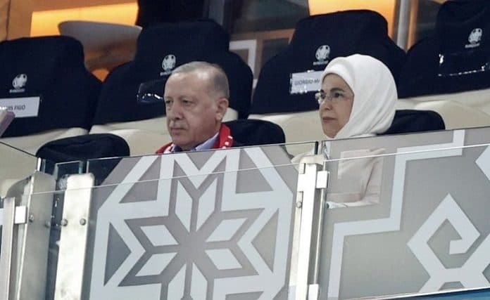 bek_turki_minta_maaf_dikalahkan_wales_di_hadapan_sang_presiden