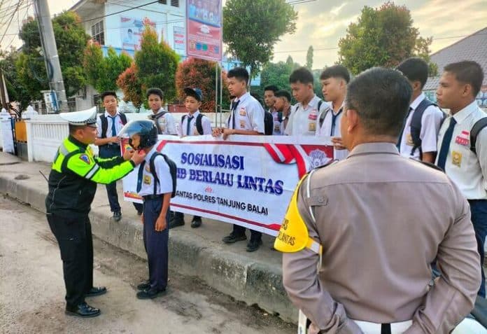 bekali_pelajar_aturan_lalu_lintas_satlantas_polres_tanjungbalai_datangi_sekolah