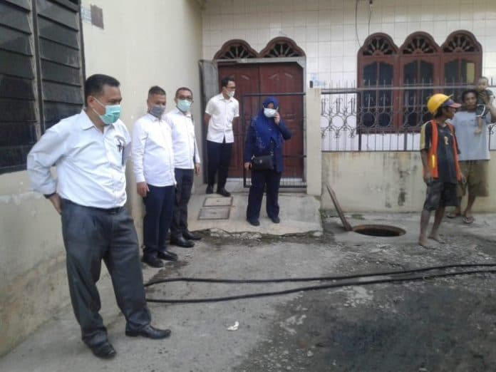 bekas_genteng_dan_sampah_plastik_bikin_jaringan_limbah_di_jalan_sutrisno_medan_tersumbat