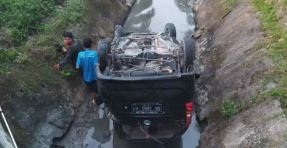 belajar_mengemudi_mobil_di_bandara_kualanamu_xenia_terjun_ke_parit