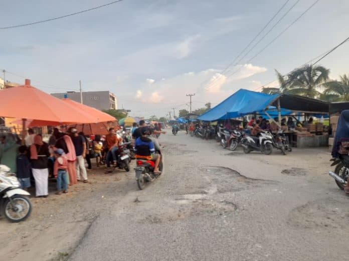 belanja_sambil_rekreasi_di_akhir_pekan_pajak_baru_perdagangan_diserbu_warga