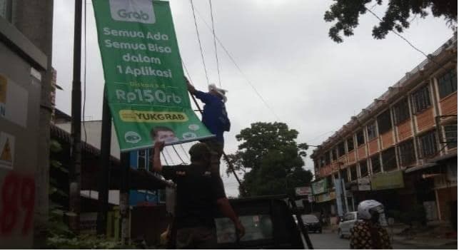 belasan_baliho_di_pematangsiantar_kembali_ditertibkan_satpol_pp
