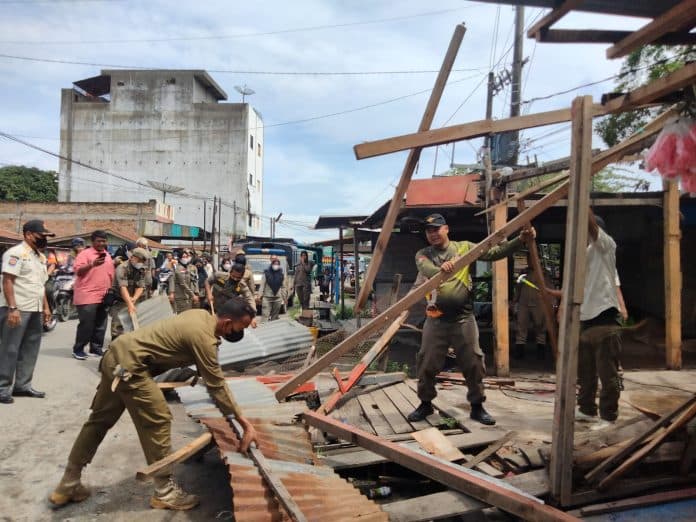 belasan_lapak_pkl_di_kelurahan_kisaran_naga_diratakan