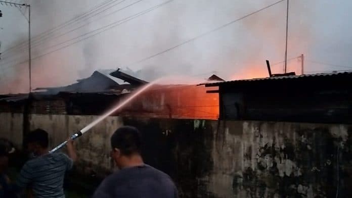 belasan_rumah_di_asrama_brimob_poldasu_terbakar