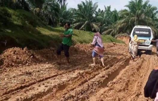 belasan_tahun_jalan_penghubung_dua_kecamatan_di_palas_rusak_parah