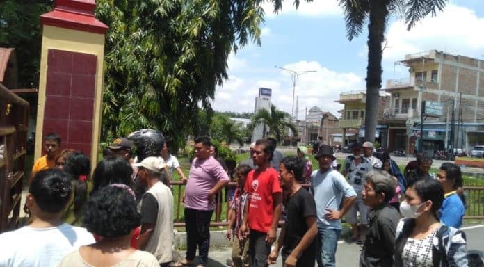 belasan_warga_asal_toba_geruduk_polda_sumut_terkait_ratu_entok