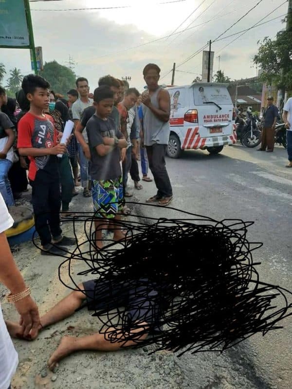 belok_arah_tiba_tiba_kakek_yono_tewas_tertabrak_di_simpang_dolok