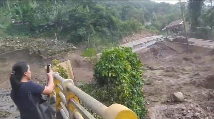 belum_ada_jalan_alternatif_pasca_banjir_bandang_di_haranggaol