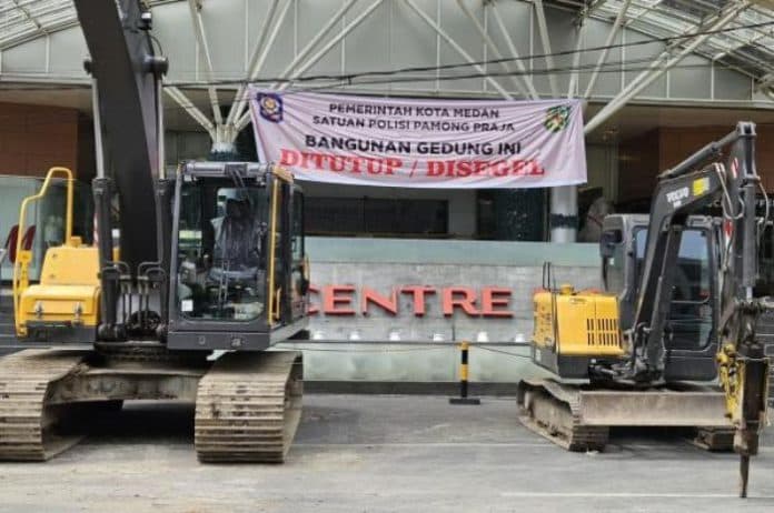 belum_bayar_pajak_alat_berat_disiagakan_di_depan_mall_centre_point