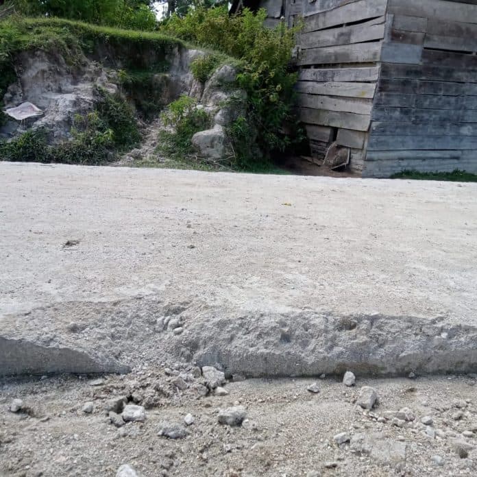 belum_digunakan_rabat_beton_di_onan_runggu_samosir_sudah_rusak