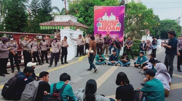 bem_si_sumut_kembali_aksi_evaluasi_wali_kota_medan_soal_banjir