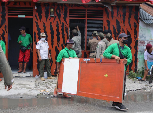 benahi_drainase_kota_medan_tim_gabungan_pemko_robohkan_bangunan_liar