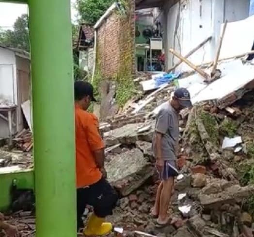 bencana_tanah_bergerak_di_nyalindung_sukabumi_puluhan_rumah_rusak