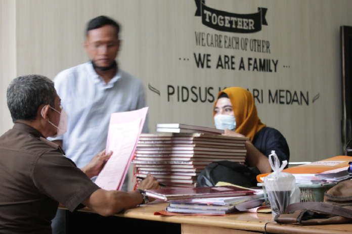 bendahara_bnnp_sumut_terduga_korupsi_rp756_juta_diserahkan_ke_kejari_medan