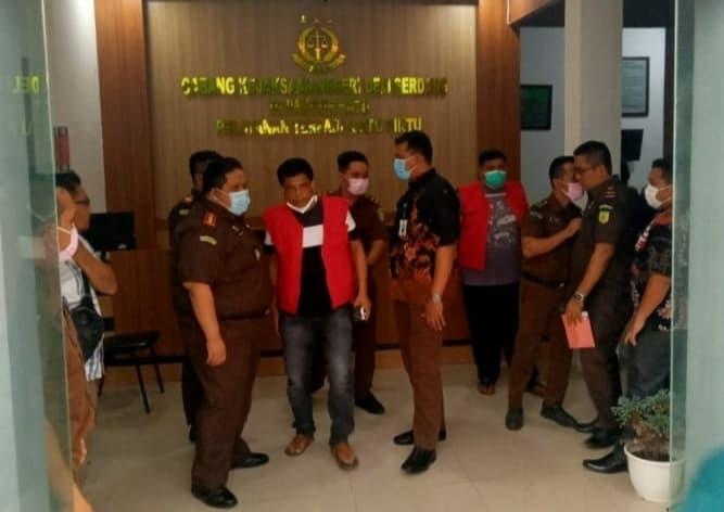 bendahara_dan_kades_sugau_ditahan_kejari_deli_serdang