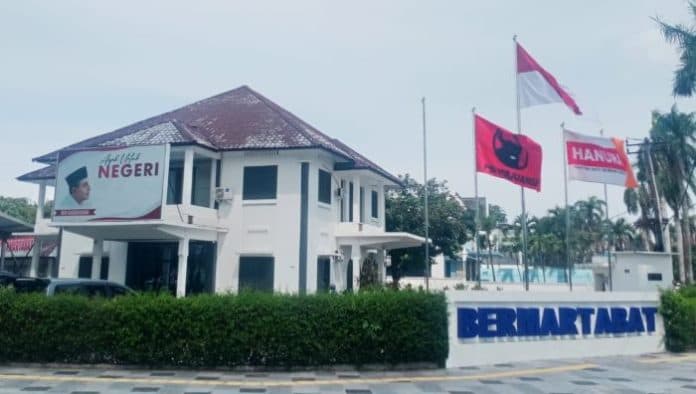 bendera_pdip_hanura_berkibar_di_kantor_pemenangan_edy_rahmayadi