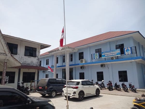 bendera_setengah_tiang_di_siantar_penghormatan_wapres_hamzah_haz