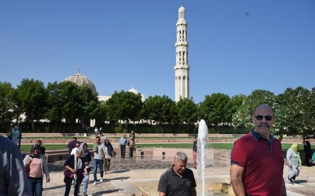 bendung_wabah_korona_suriah_tutup_kuil_besar_syiah