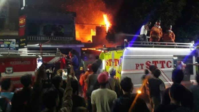 bengkel_las_terbakar_di_siantar_petugas_damkar_sttc_padamkan_api_dalam_hitungan_menit