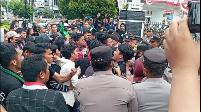 bentrok_dengan_polisi_massa_aliansi_mahasiswa_siantar_terobos_masuk_kantor_dprd