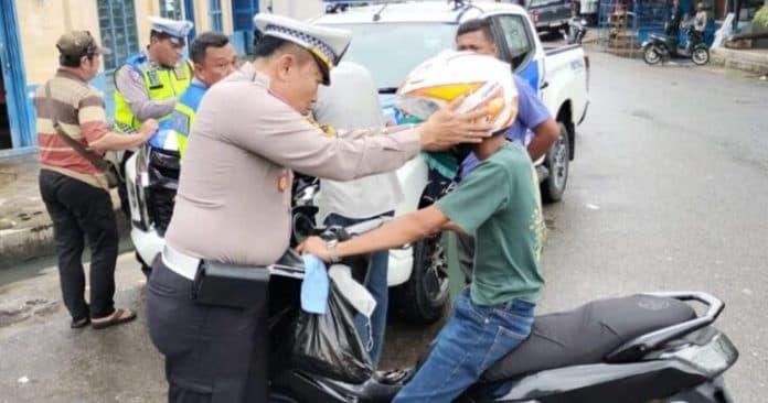 bentuk_apresiasi_sat_lantas_polres_labusel_bagi_helm_gratis