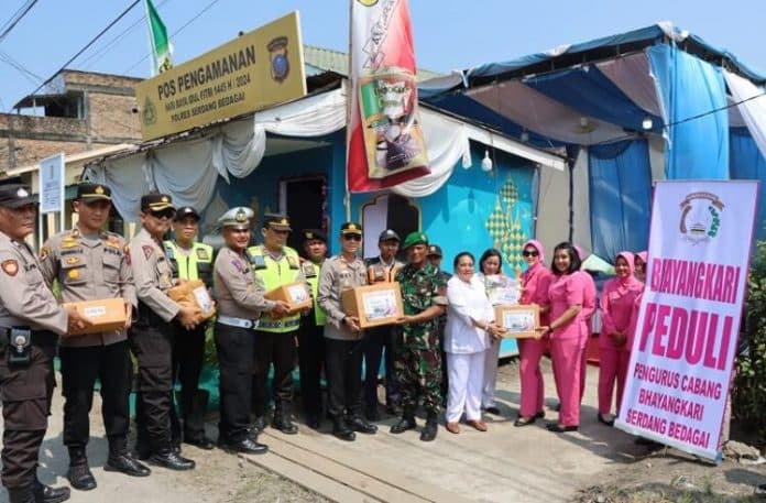 bentuk_motivasi_petugas_pospam_polres_sergai_terima_bingkisan