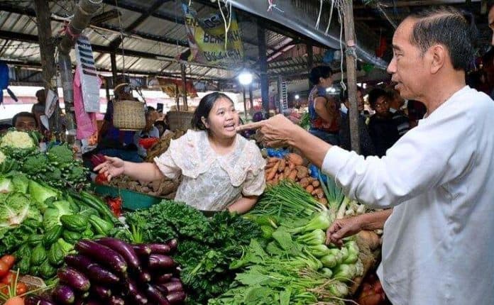beragam_respons_pedagang_saat_jokowi_kunjungi_pasar_buah_berastagi