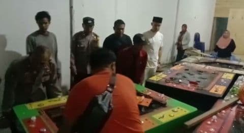berang_kaum_ibu_gerebek_judi_tembak_ikan_di_simpang_empat_asahan
