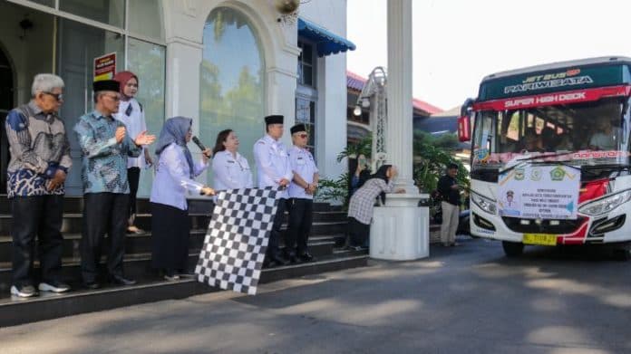 berangkatkan_57_kontingen_mtqn_tingkat_provinsi_wali_kota_susanti_tunjukan_identitas_sebagai_warga_siantar