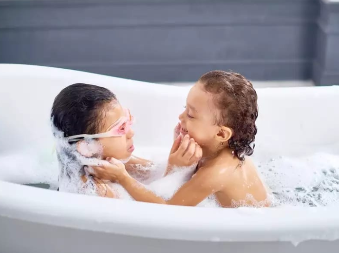 berapa_usia_yang_tepat_bagi_anak_untuk_berhenti_mandi_bersama