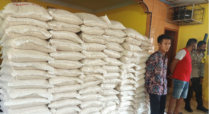 beras_hibah_dinsos_bau_busuk_dan_kuning_ditolak_warga_di_batu_bara