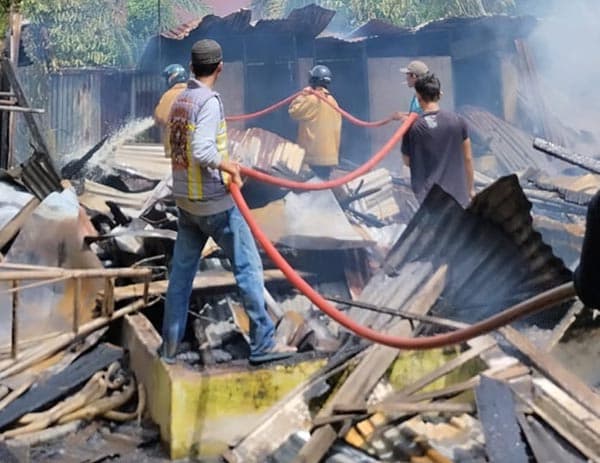 berawal_dari_korsleting_listrik_tiga_unit_rumah_di_langkat_ludes_terbakar