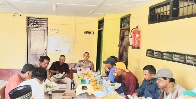 berbagi_berkah_kapolsek_medang_deras_ajak_bang_ojek_makan_bersama