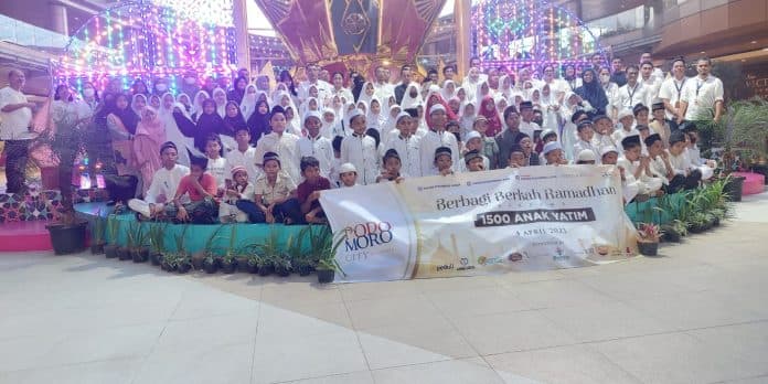 berbagi_berkah_ramadhan_100_anak_yatim_piatu_diajak_main_dan_nonton_bareng_di_mall