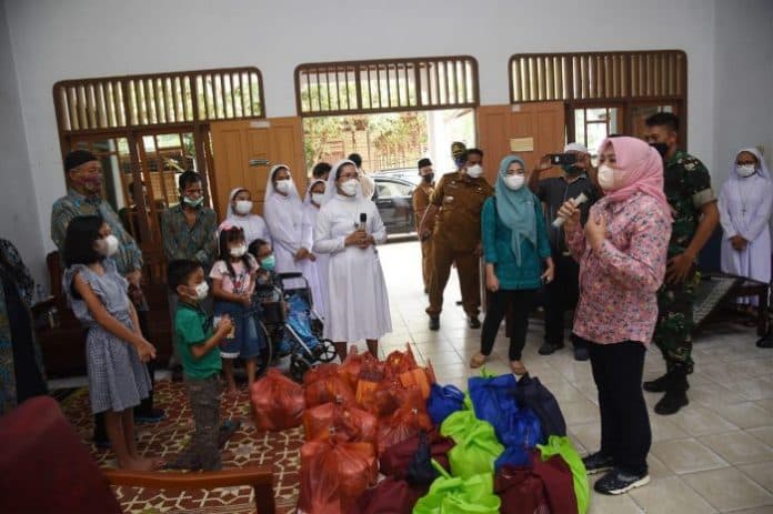 berbagi_dengan_lansia_dan_mantan_penderita_kusta_ini_kata_ketua_tp_pkk_nawal_lubis